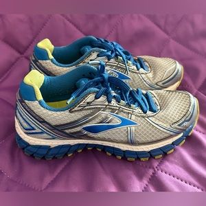 Woman's Brooks Adrenaline GTS 15 Running Shoes Size 7.5